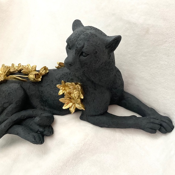 Black Resin Leopard Sculpture/Statue With Gold Roses and Flowers - Picture 15 of 16